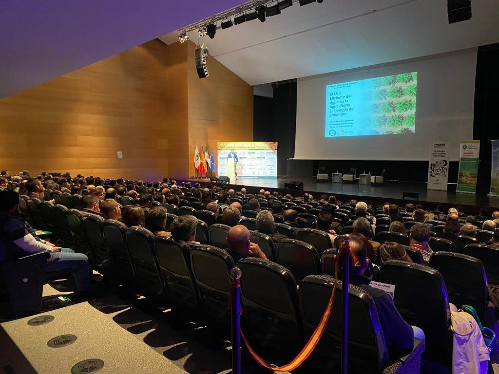 Nuestra cooperativa presente en el vi foro del almendro y el pistacho