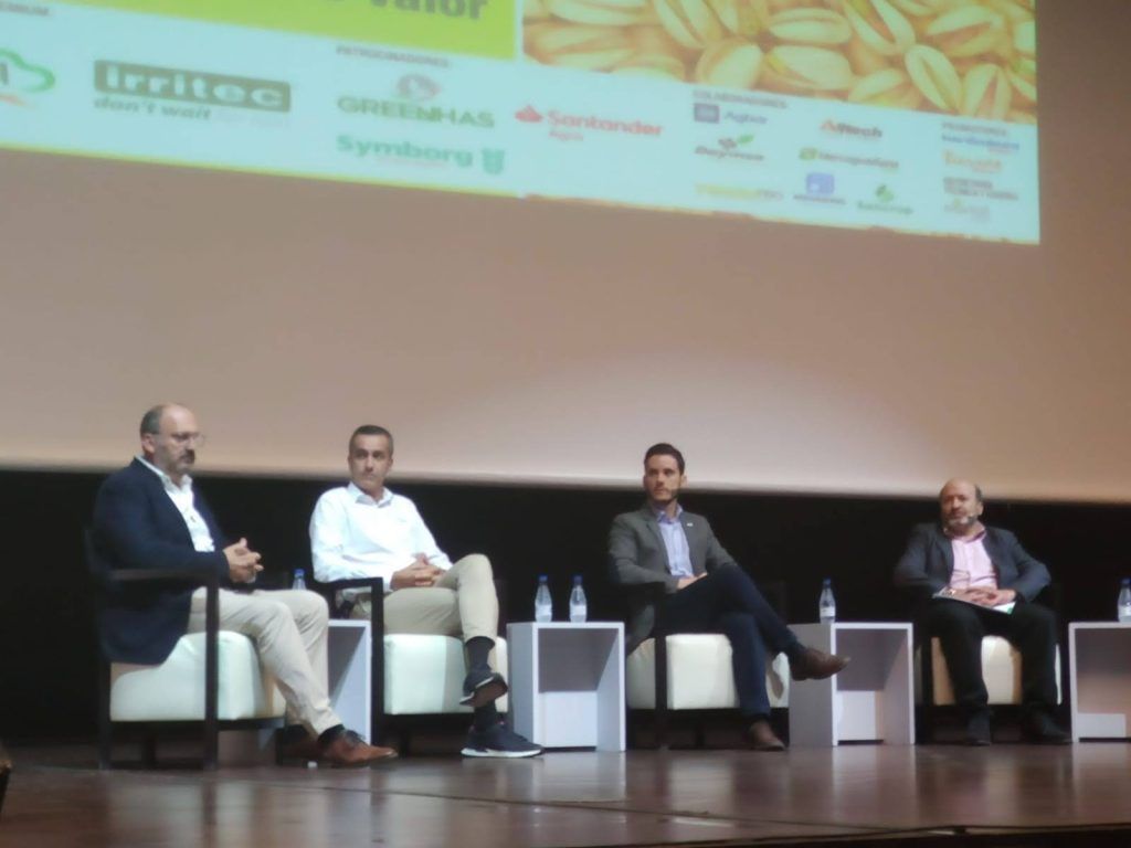 Nuestra cooperativa presente en el vi foro del almendro y el pistacho